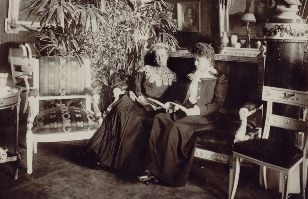 Великая княгиня Елизавета Федоровна и княжна Зинаида Юсупова за чтением