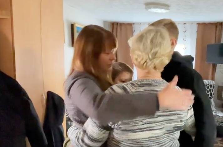   Лощинина пришла к семье убитой Елены Сарафановой и заверила осиротевших детей, что будет помогать. Фото: стоп-кадр видео на странице Лощининой в соцсетях