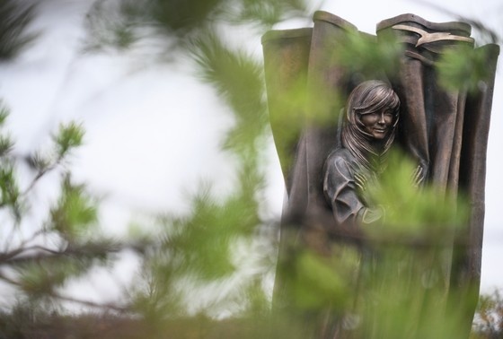    Памятник народной артистке РФ Ирине Мирошниченко на Троекуровском кладбище