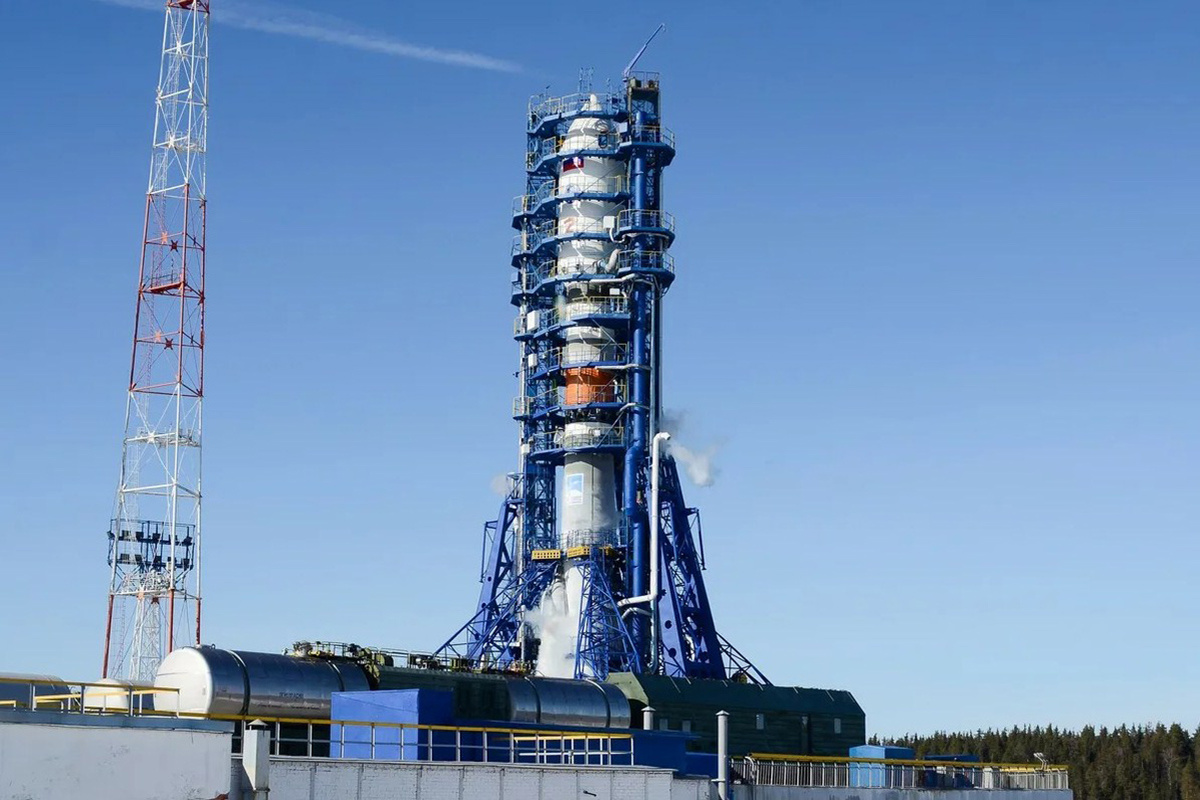 Туристы пытались сфотографировать ракету-носитель.  Фото: пресс-служба Минобороны РФ / mil.ru
