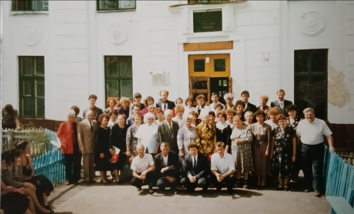 Фото у входа в школу.
