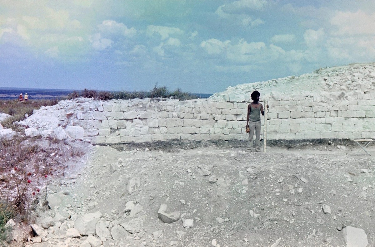 Раскопки Маяцкой крепости в ходе Советско-Болгаро-Венгерской экспедиции.