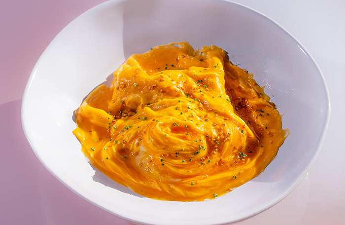     Японский омлет-торнадо с крабом, томатами и шпинатом.    
 Фото: пресс-служба