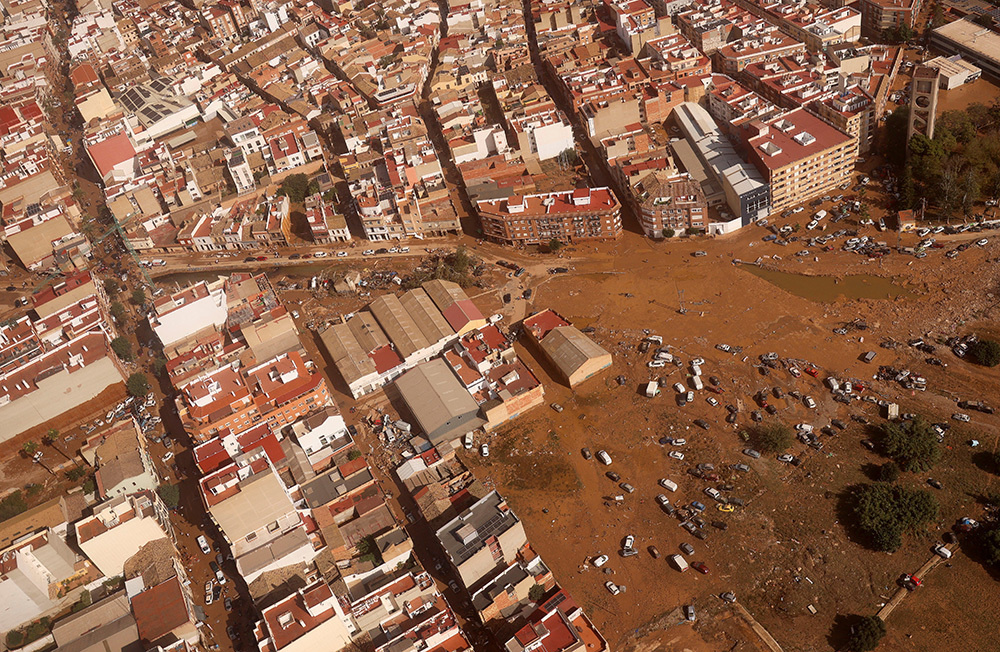 Последствия катастрофы — в фотогалерее BFM.ru.    
 Фото: Nacho Doce/Reuters📷    На юго-востоке Испании в провинции Валенсия в течение нескольких часов выпала годовая норма осадков, сильнейший ливень и штормовой ветер привели к масштабным разрушениям, стихия унесла жизни более 200 человек. Около 150 тысяч жителей остались без электричества. Множество людей оказались взаперти в своих автомобилях, окруженных водой, или на крышах зданий. Власти проводят спасательную операцию. В Испании объявлен трехдневный траур.