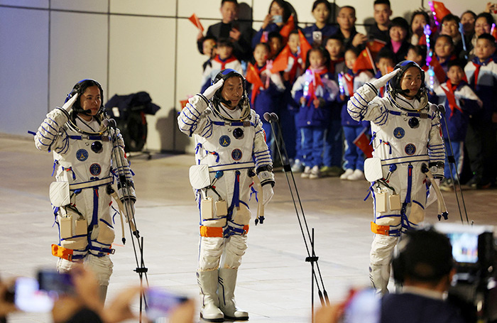    Члены экипажа «Шэньчжоу-19» Цай Сюйчжэ, Сун Линдун и Ван Хаозе перед стартом.Florence Lo/Reuters