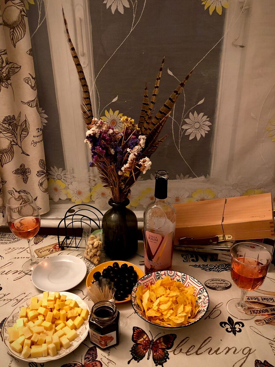 Собрать друзей, открыть любимое вино...