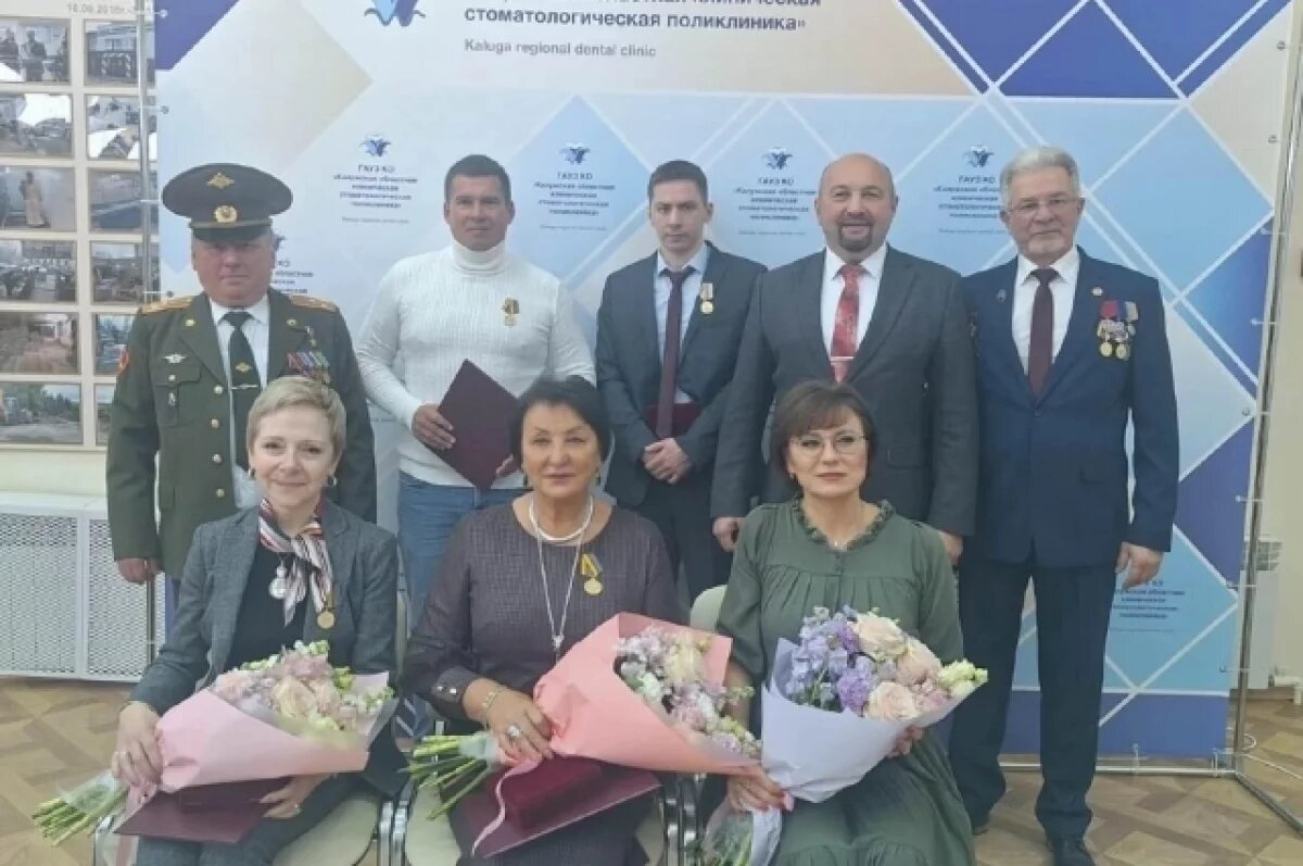   Калужских врачей наградили за помощь военным и жителям новых территорий