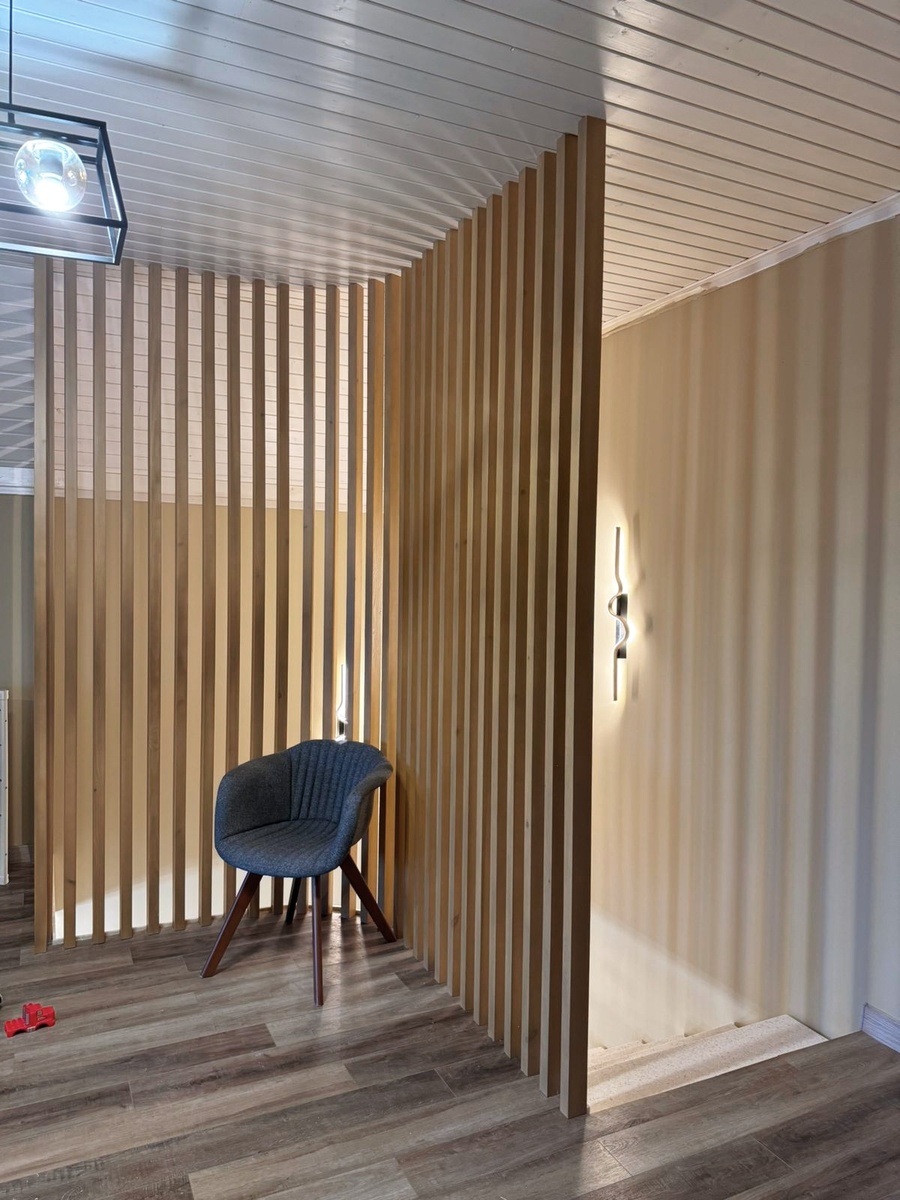 Межлестничная перегородка из натурального дерева  может стать  стильным декоративным элементом и функциональным решением для разделения пространства.Дерево придаёт интерьеру теплоту и уют, а также хорошо вписывается в различные стили — от классического до современного минимализма.

Важно учитывать, что деревянные перегородки могут быть выполнены в различных отделках и текстурах, что позволяет легко адаптировать их под общий стиль интерьера.

При выборе перегородки стоит обратить внимание на качество древесины и её обработку, чтобы обеспечить долговечность и устойчивость к внешним воздействиям.

✅Выбрать цвет и посмотреть образцы изделий  можно у нас в Шоу-Руме по адресу: 

г. Москва, ул. Бутырская д. 5
тел. 8 499 346 66 29+ WhatsApp