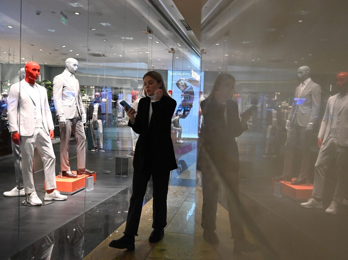    Девушка в торговом центре "Афимолл Сити" в Москве© РИА Новости / Максим Блинов