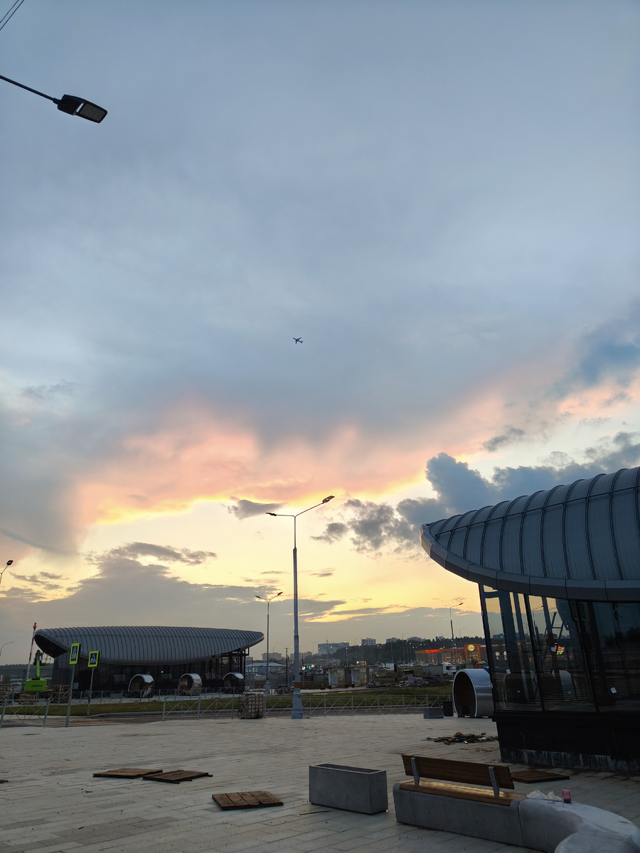 Так выглядела наша станция летом. А еще у нас самолеты летают 😍