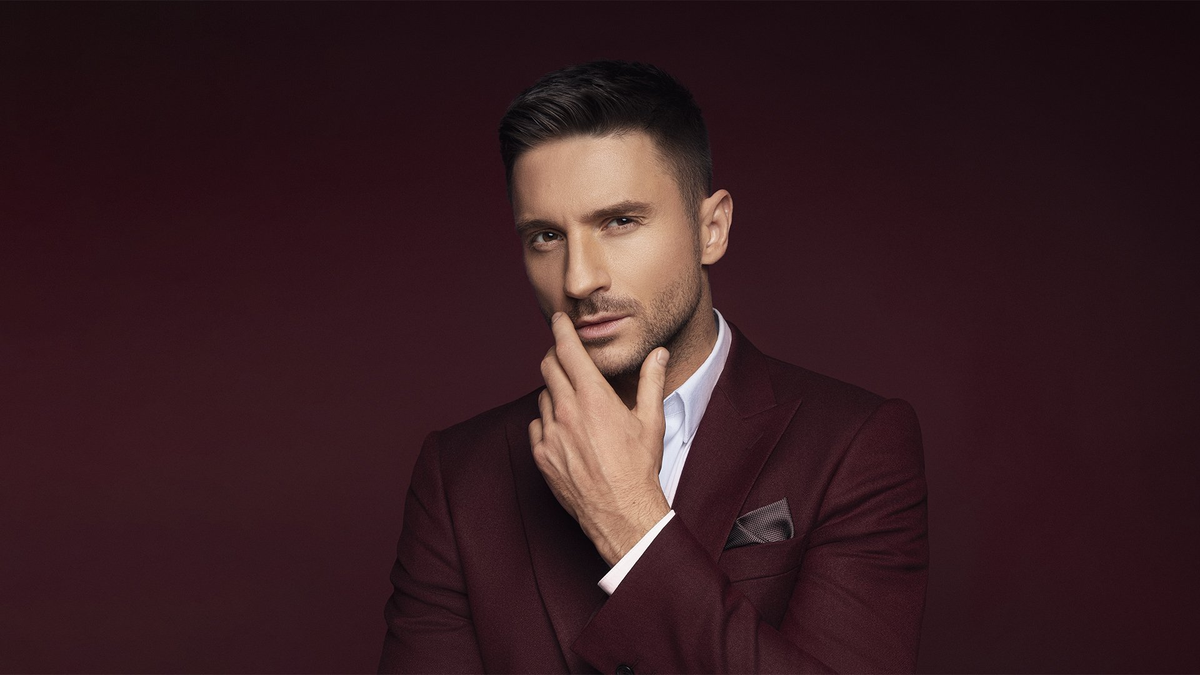 афиша в цветовой гамме, подходящей его Луне в Скорпионе