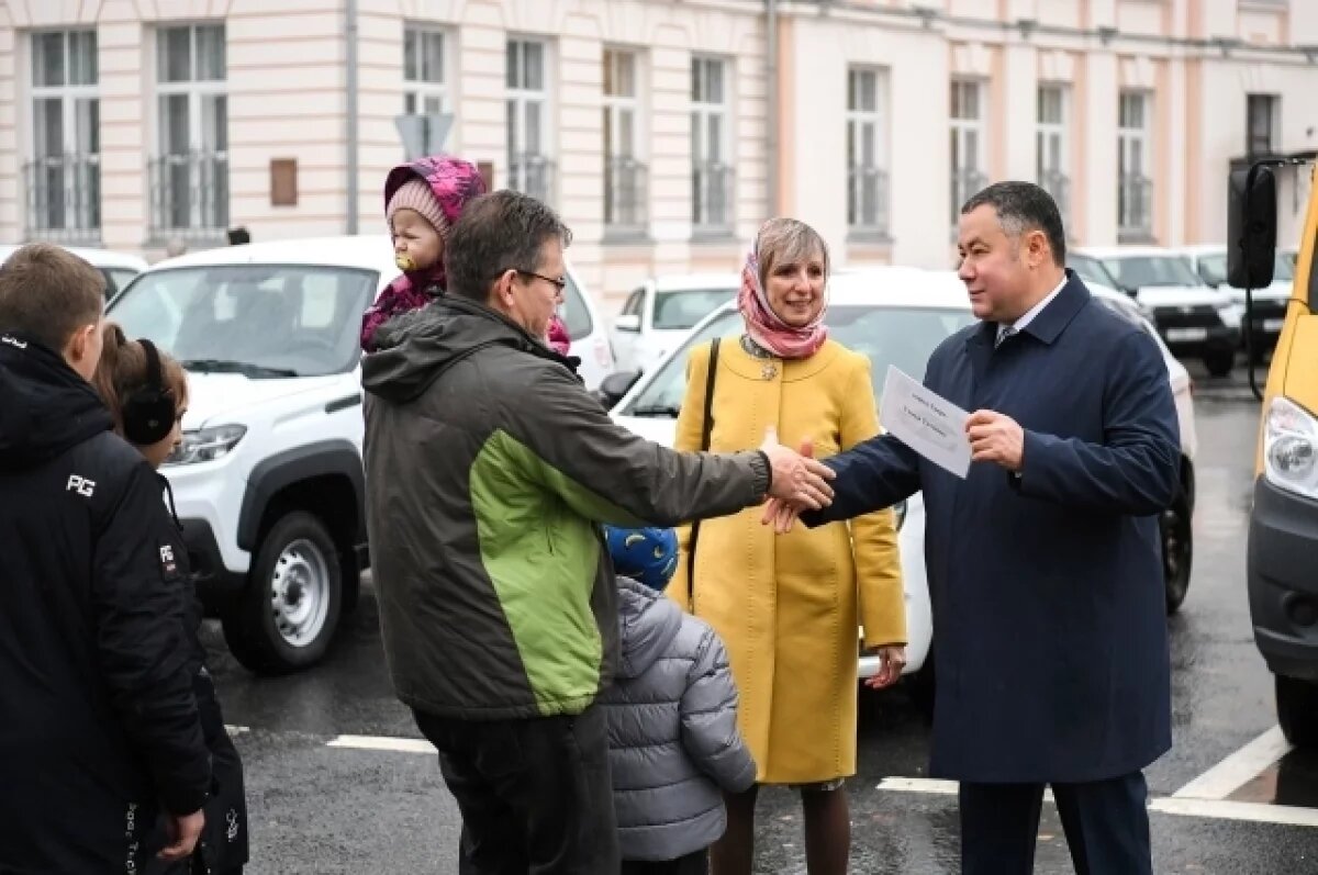    Игорь Руденя передал многодетным семьям Тверской области новые автомобили