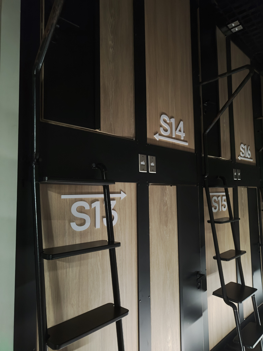 Два этажа капсул