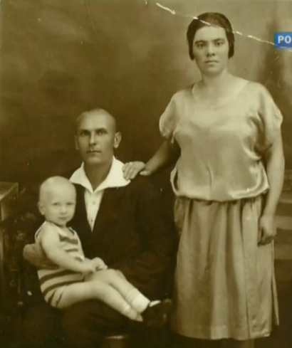 Маленький Юра с родителями