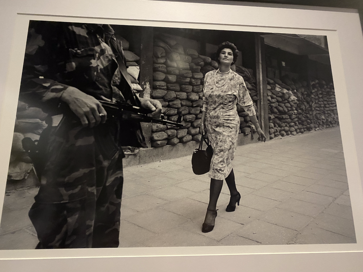 Война войной, а маникюр по расписанию