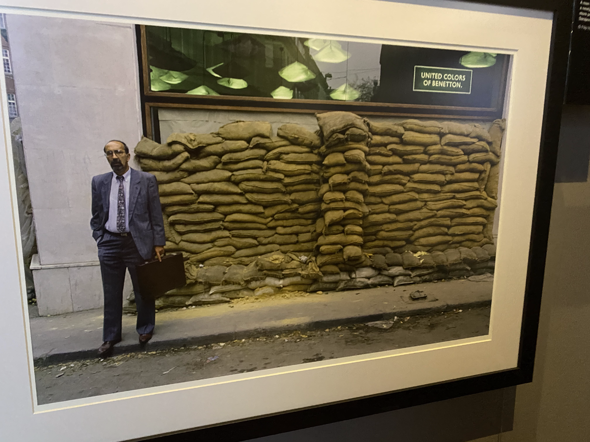 У стен любимого магазина Benetton