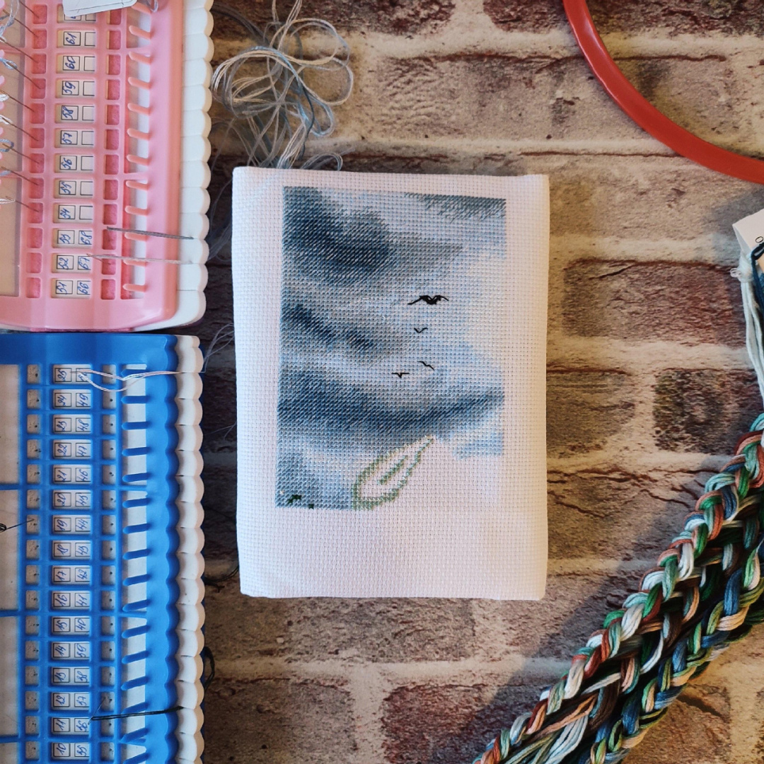 Меж тем я в спокойном темпе продвигаю сюжет Яны Минасян "Перед грозой". Хлипкие органайзеры от "Сереги-мастера" решила заменить на более удобные.