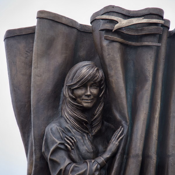     Памятник Ирине Мирошниченко открыли на Троекуровском кладбище