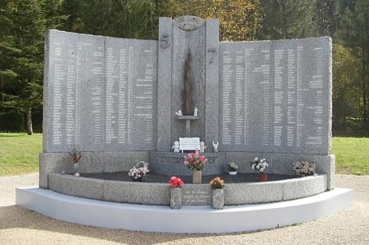    Пожар унес жизни 146 человек, мемориал в Сен-Лоран-дю-Пон.