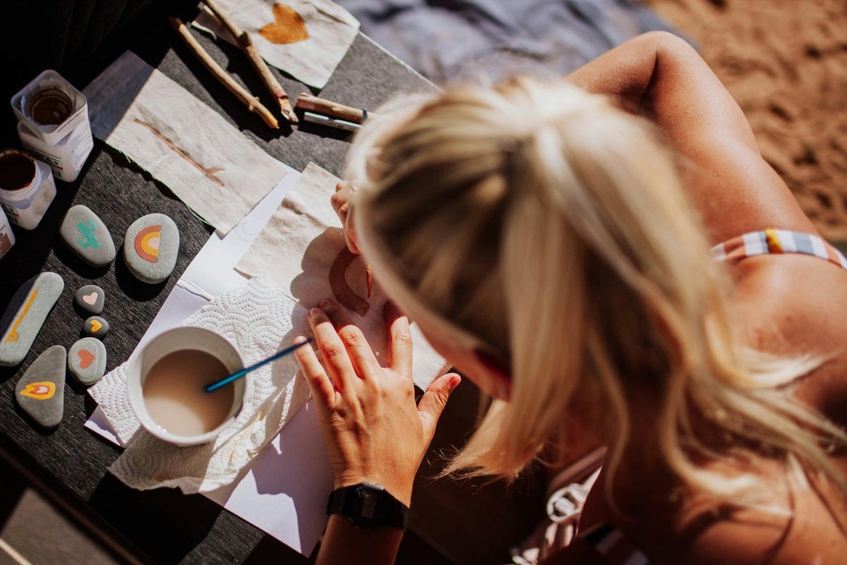    Творческие девочки оценят наборы для рисования и росписи различных предметов