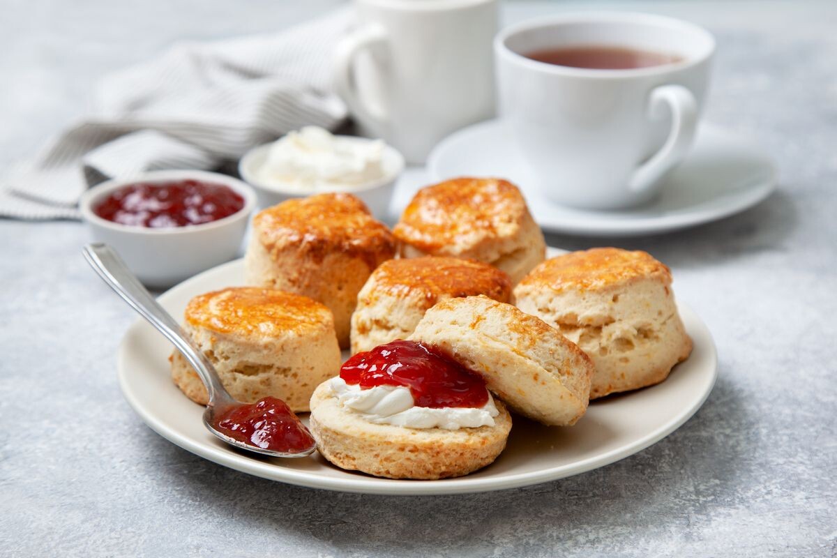 Сконы подают со сливочным маслом и абрикосовым джемом. Источник: Shutterstock📷
