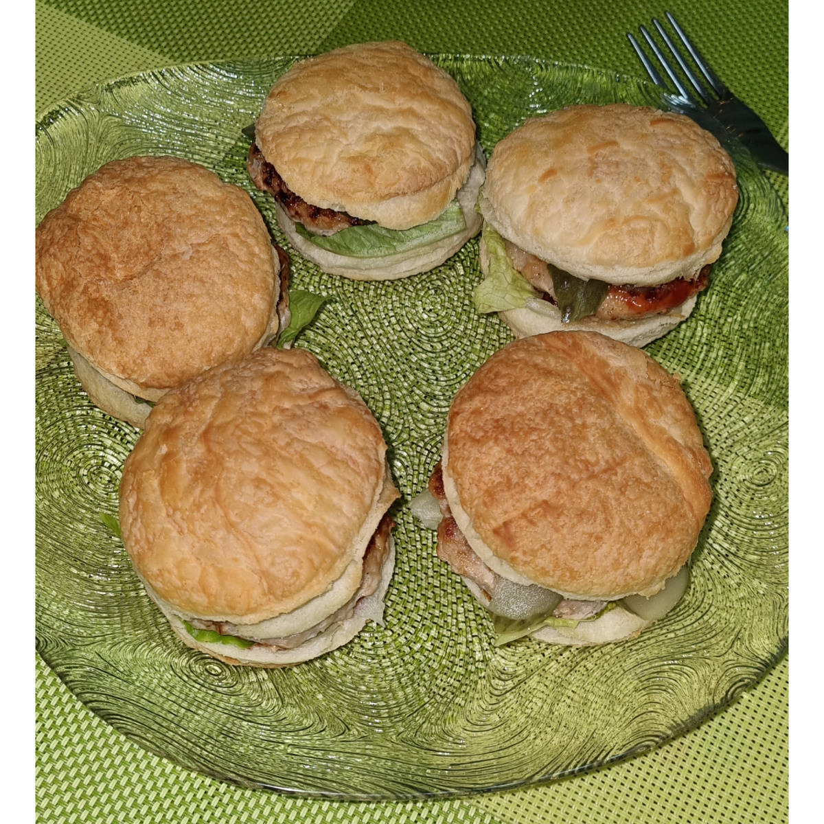 Мини бургеры из слоеного теста 