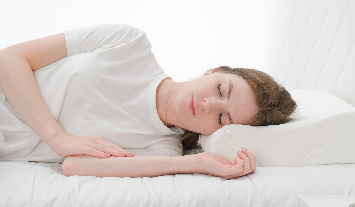 Выбрать подушку. Источник: https://mnogosna.ru/article/kak-vybrat-podushku-pri-osteohondroze/