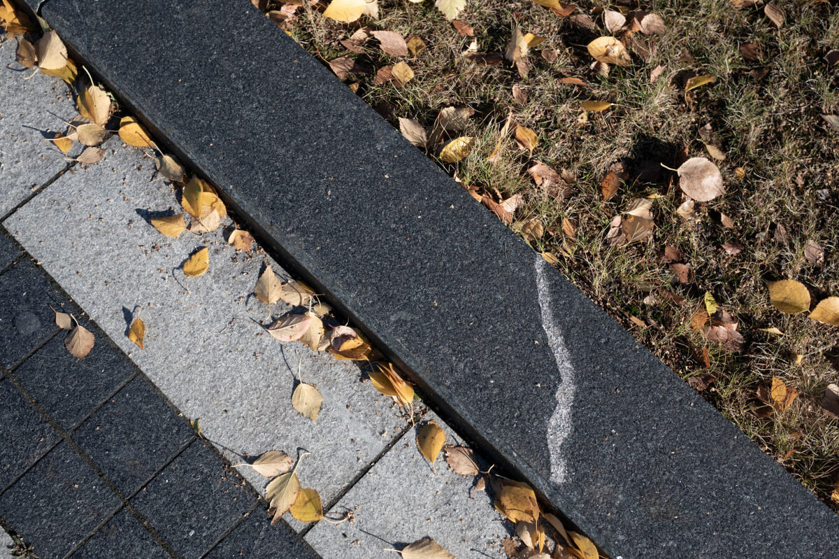 Полнопиленная брусчатка и бордюр из гранита Нинимяки 