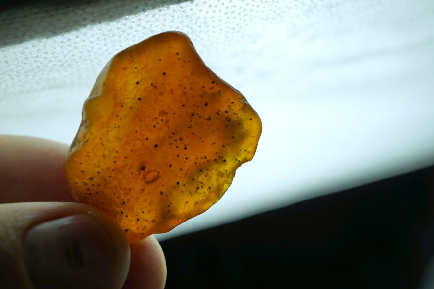 На первый взгляд, видимых трещин в камне нет.