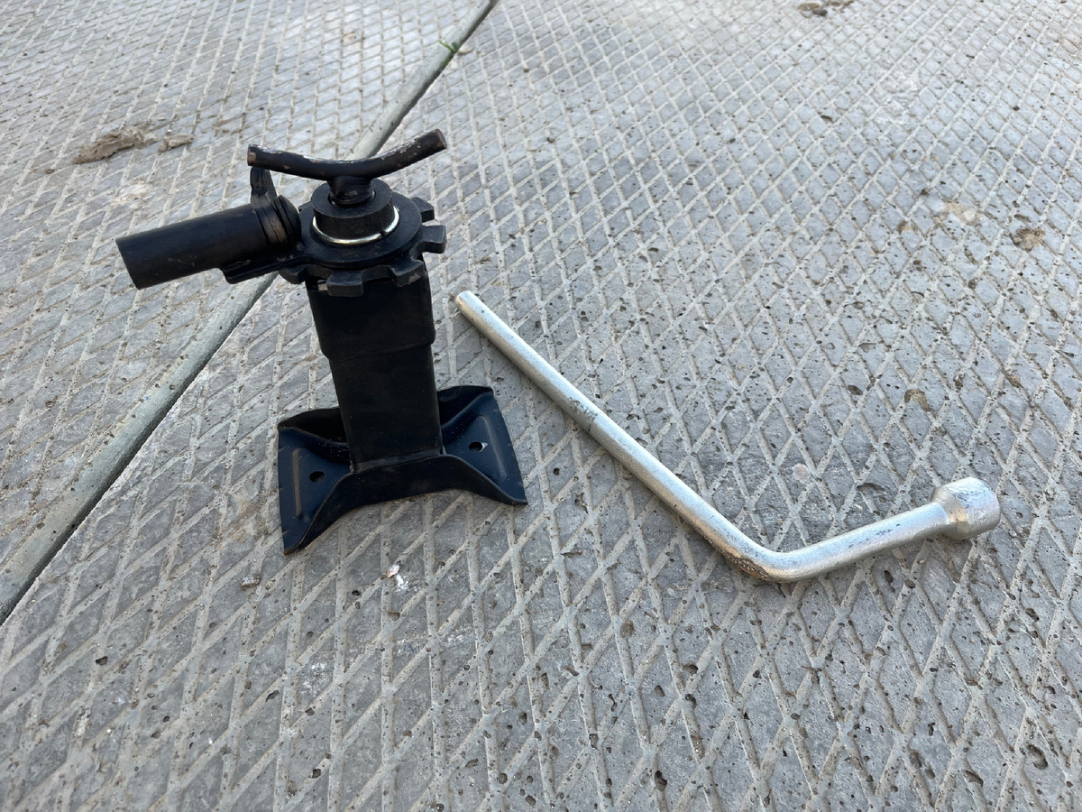 Задействовать вместе с балонным ключем