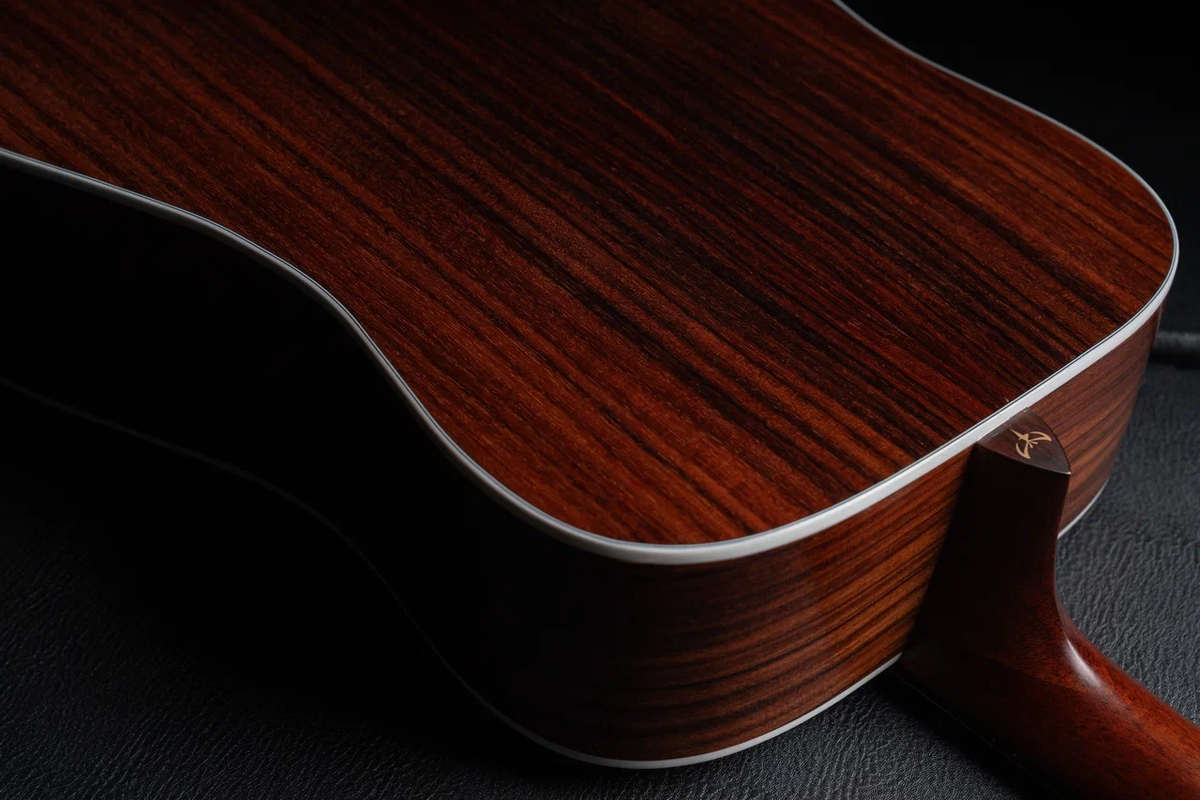 Нижняя дека акустической гитары TYMA TD-12 из индийского палисандра.