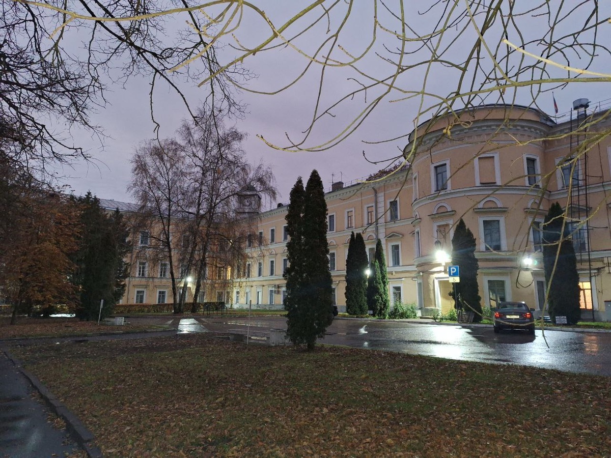 Здание военной школы (кантонистов), перестроено при Николае I, напоминает в плане сверху букву "Н"