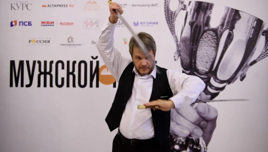 Зосима Сорокин, основатель театра фланкировки «Мистерия Клинка», тренер по фланкировке, инструктор по работе с коротким и длинным клинком. Дмитрий Лямзин