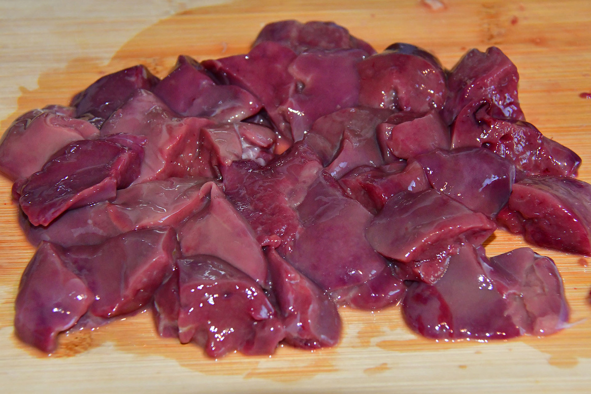 Печень нарезаем на кусочки