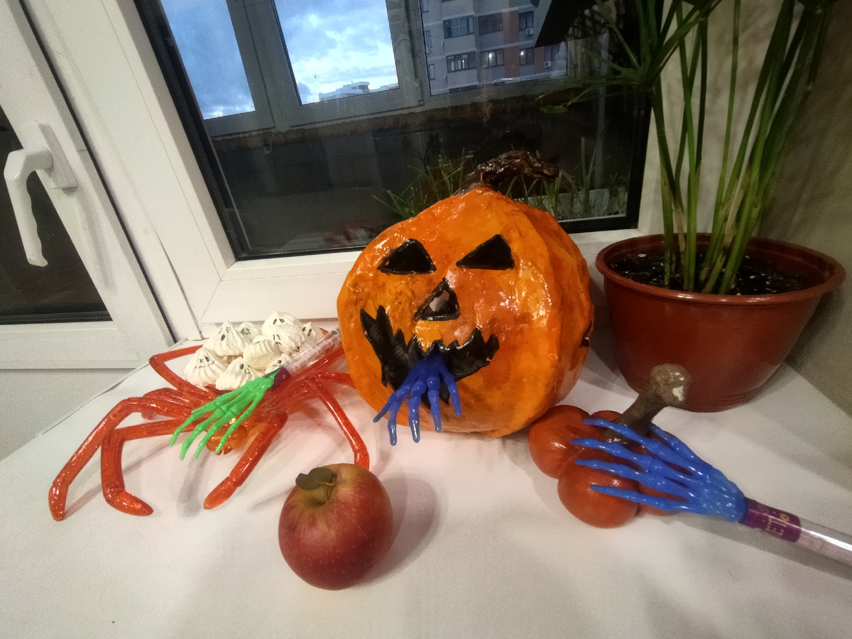 Тыква из папье-маше, дочь сделала когда ей было лет 12,теперь она у нас каждый Хеллоуин на самом видном месте. Фото автора. 