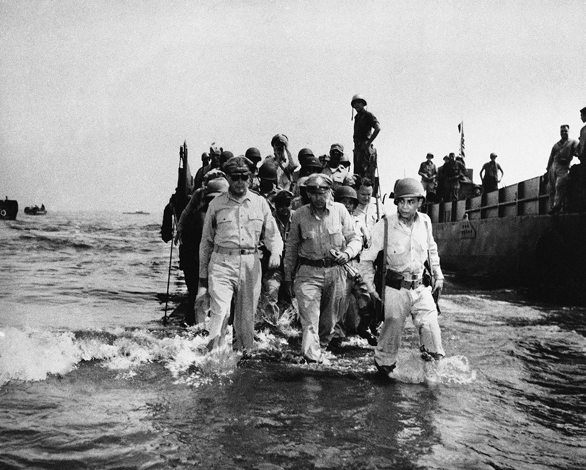 AP Photo/TASSГенерал Дуглас Макартур и офицеры армии США и Филиппин высаживаются на берег острова Лейте, октябрь 1944