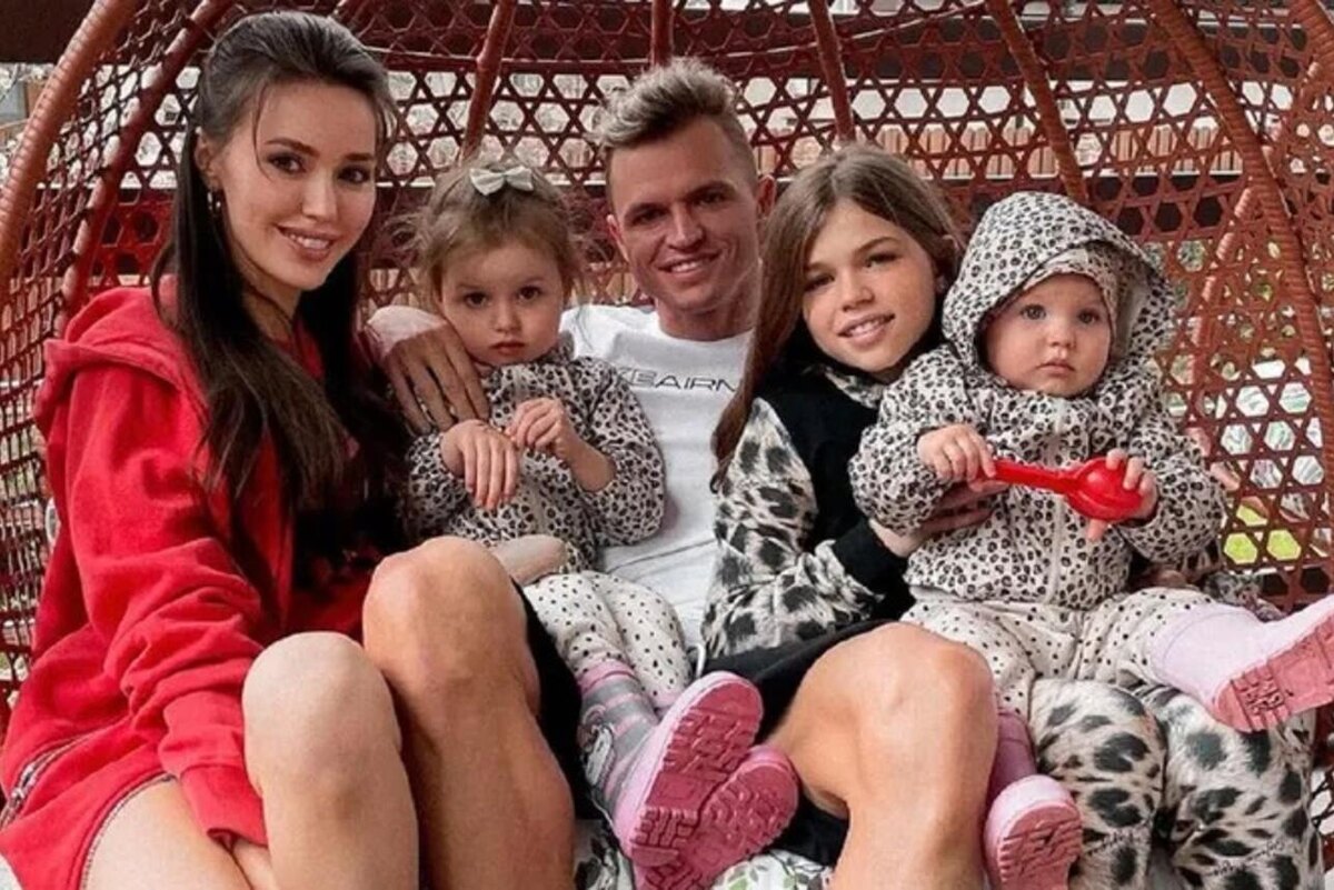    Дмитрий Тарасов с женой и детьми Соцсети