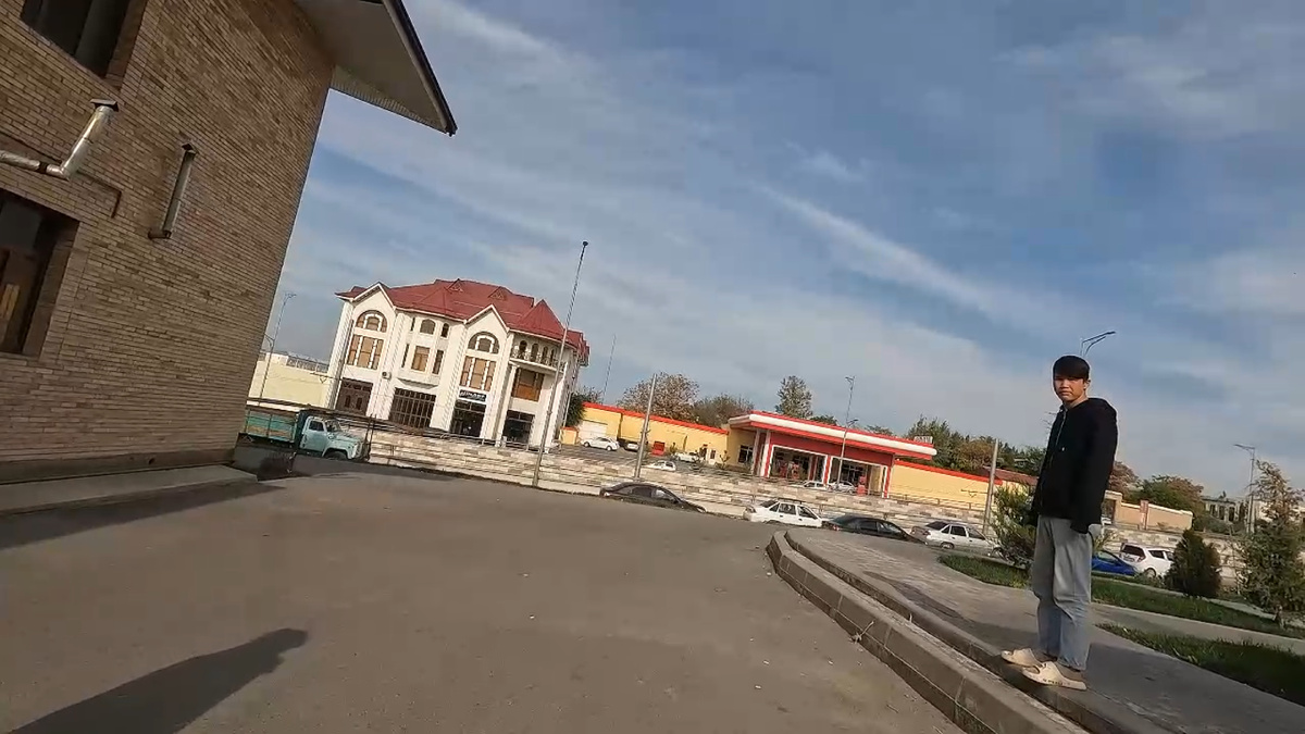 Выход из нашего тихого дворика на оживлённую машинами улицу. 