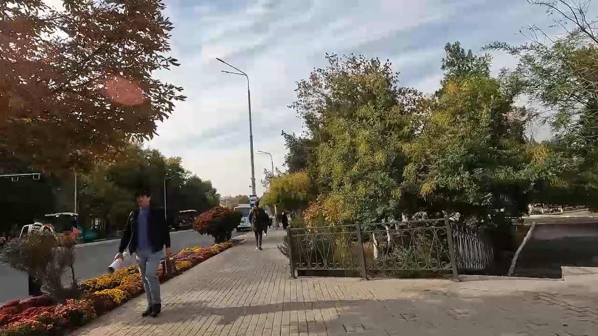 Сегодня 1 ноября. На улице 22 градуса. Город чистый зелёный, яркий, контрастный и классный😁