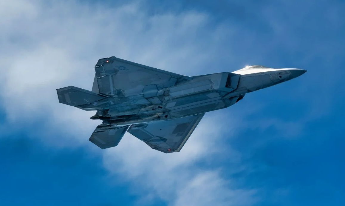 У Ф-22 есть два качества, которые выделяют его от всей остальной массы реактивных истребителей. Он самый дорогой и при этом самый миролюбивый воздушный боец в истории авиации. Фото ВВС США