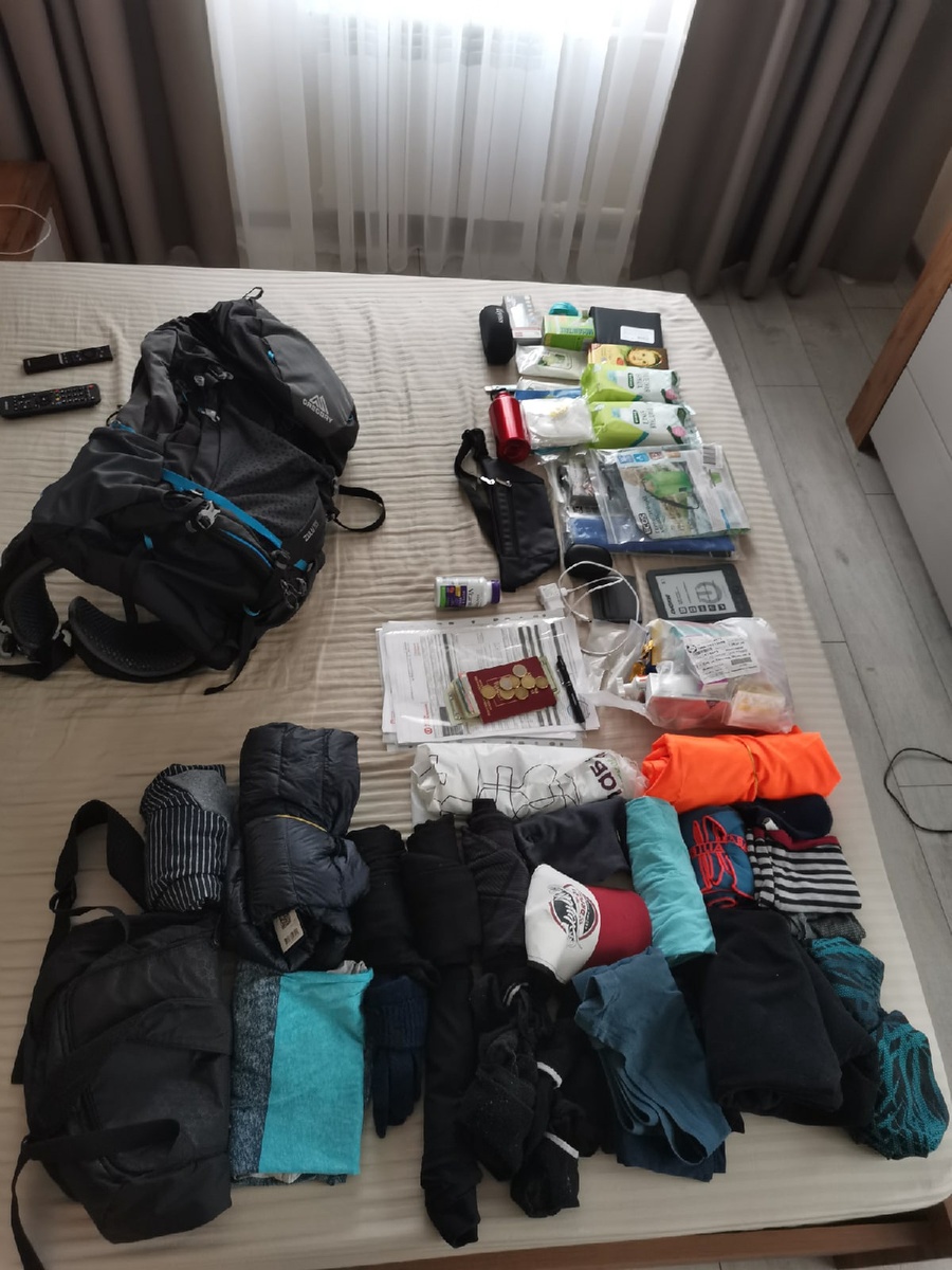 Вот такой набор был собран в дорогу. Вещи, деньги, документы, аптечка, дождевик, читалка, заярядки и всякая мелочь.