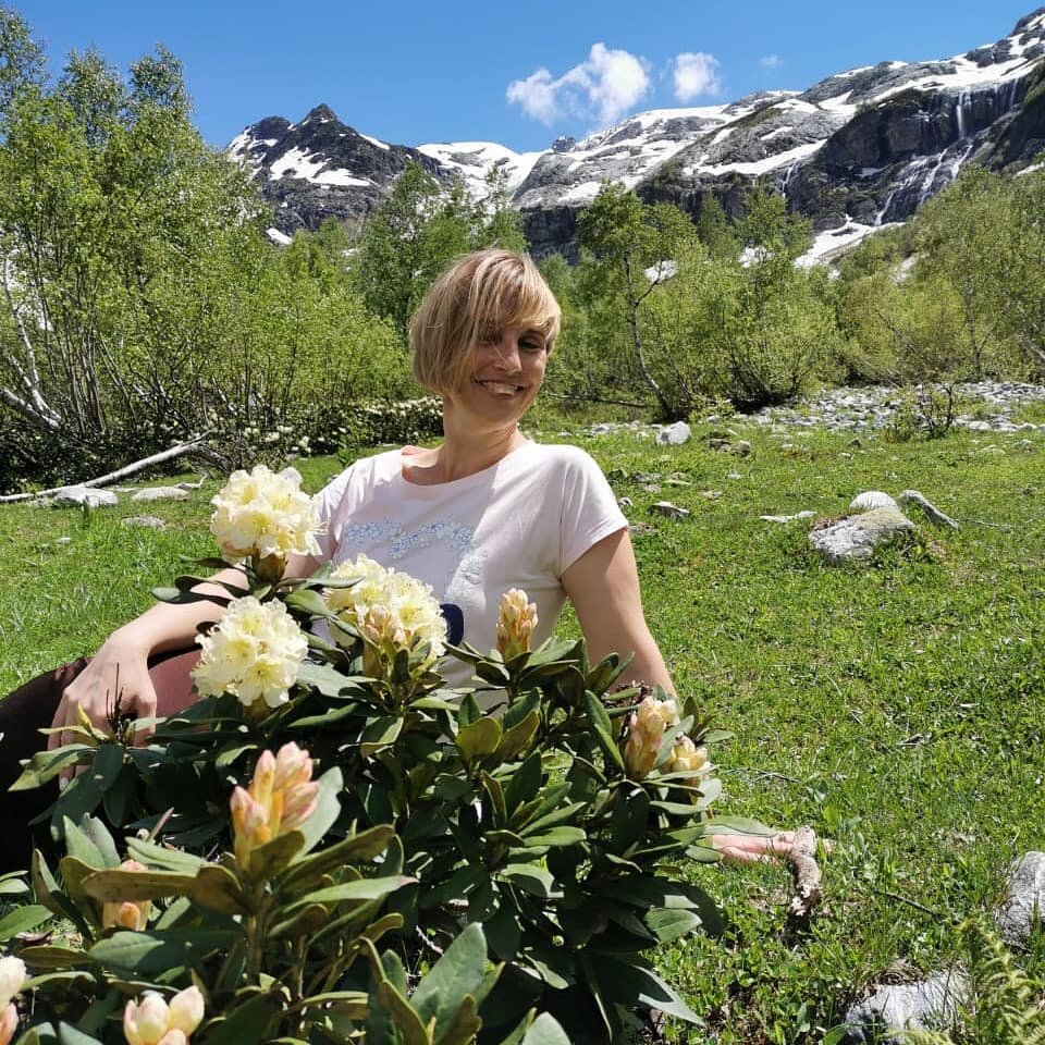 Цветение рододендронов в горах Архыза. И такие букеты там везде!