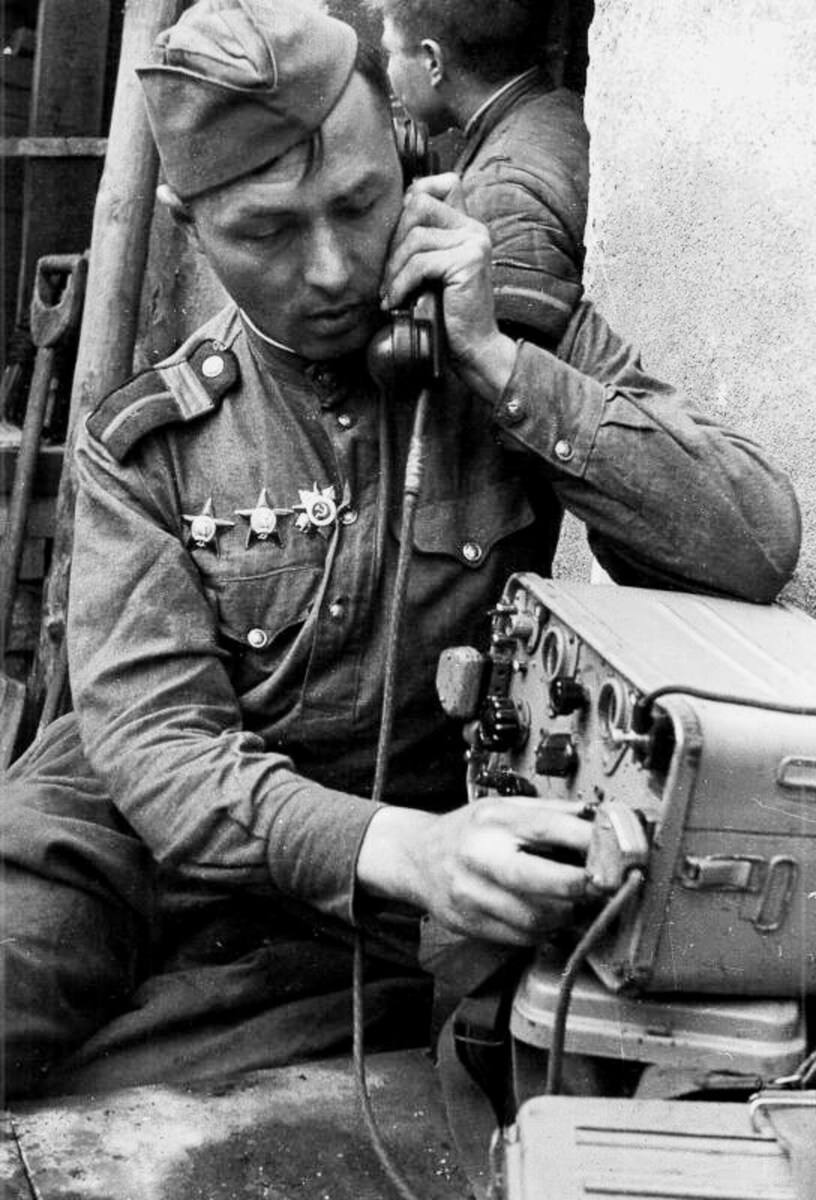 Советский старшина-связист у рации РБ-М во время боев в Берлине (военное фото).
