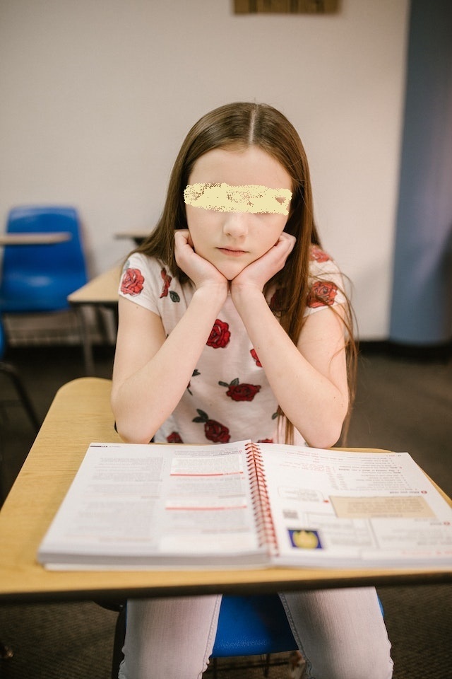 постановочное фото, на фото - модель