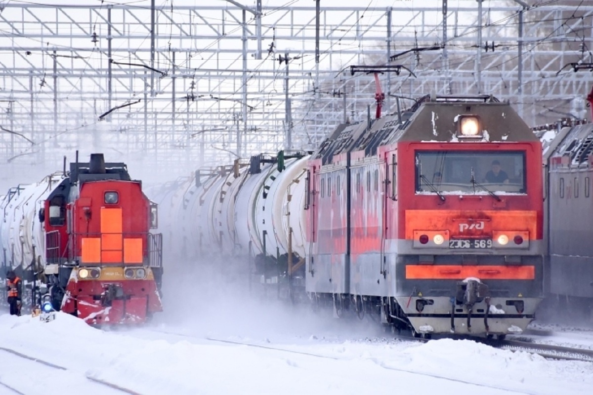 Маневровый тепловоз ТЭ18ДМ и грузовой электровоз 2ЭС6 с грузовыми составами. Источник: РЖД