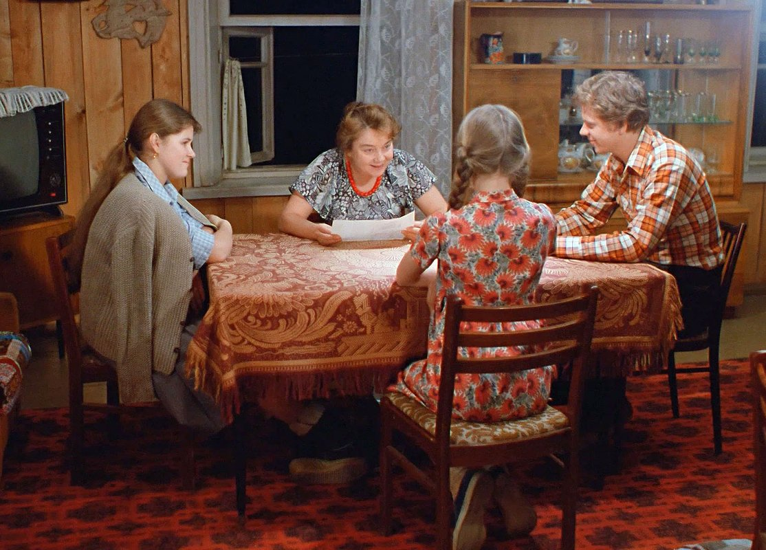 фильм «Любовь и голуби» (1984). В доме главных героев Василия и Надежды хранится множество таких предметов, которые, хотя и красивы, почти никогда не используются в повседневной жизни. Например, фарфоровый сервиз и хрустальные бокалы стоят за стеклом в серванте, и к ним прикасаются лишь в особых случаях — обычно по праздникам или когда приходят важные гости.