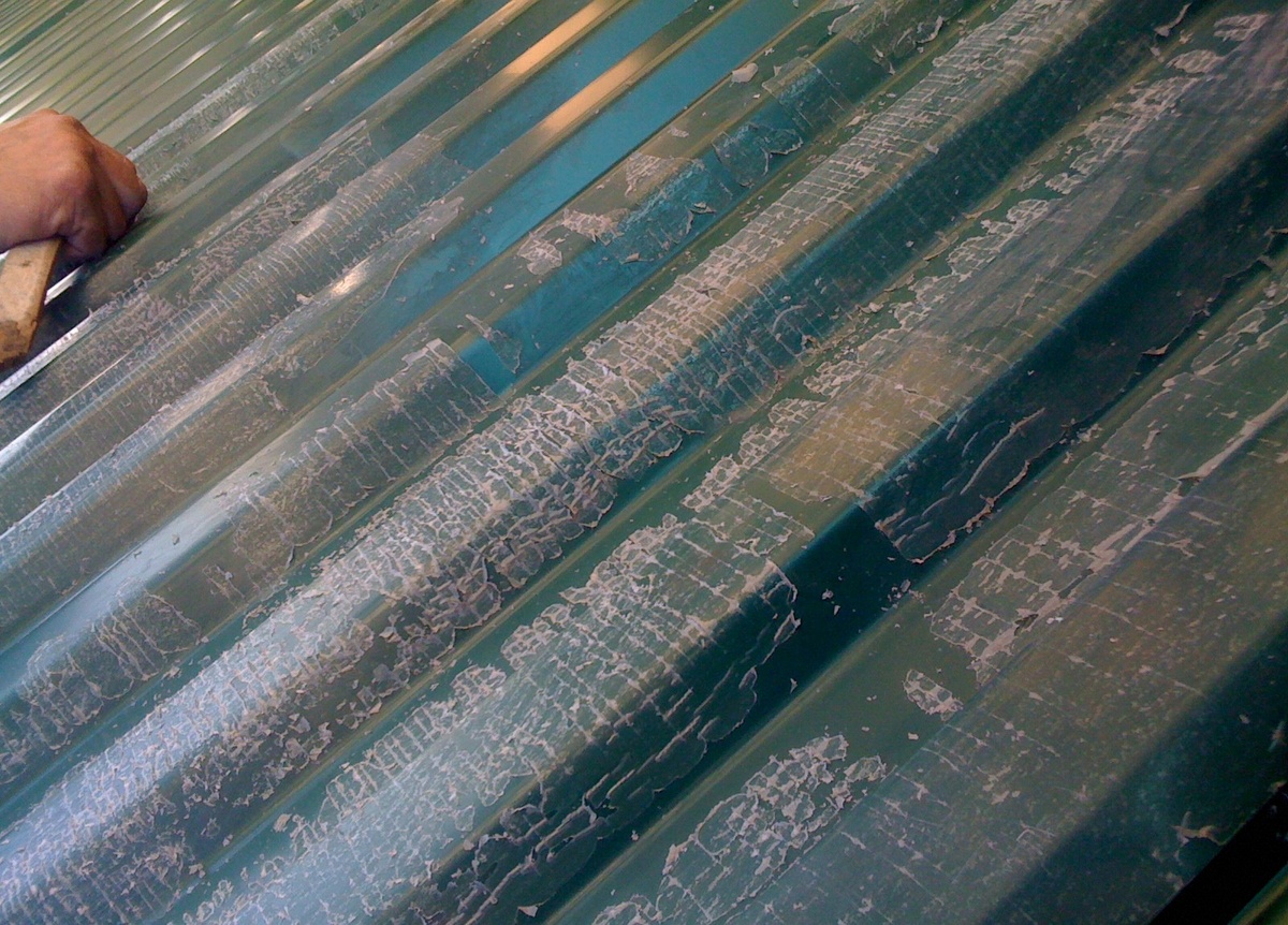 Результат пренебрежения снятия плёнки с профлиста