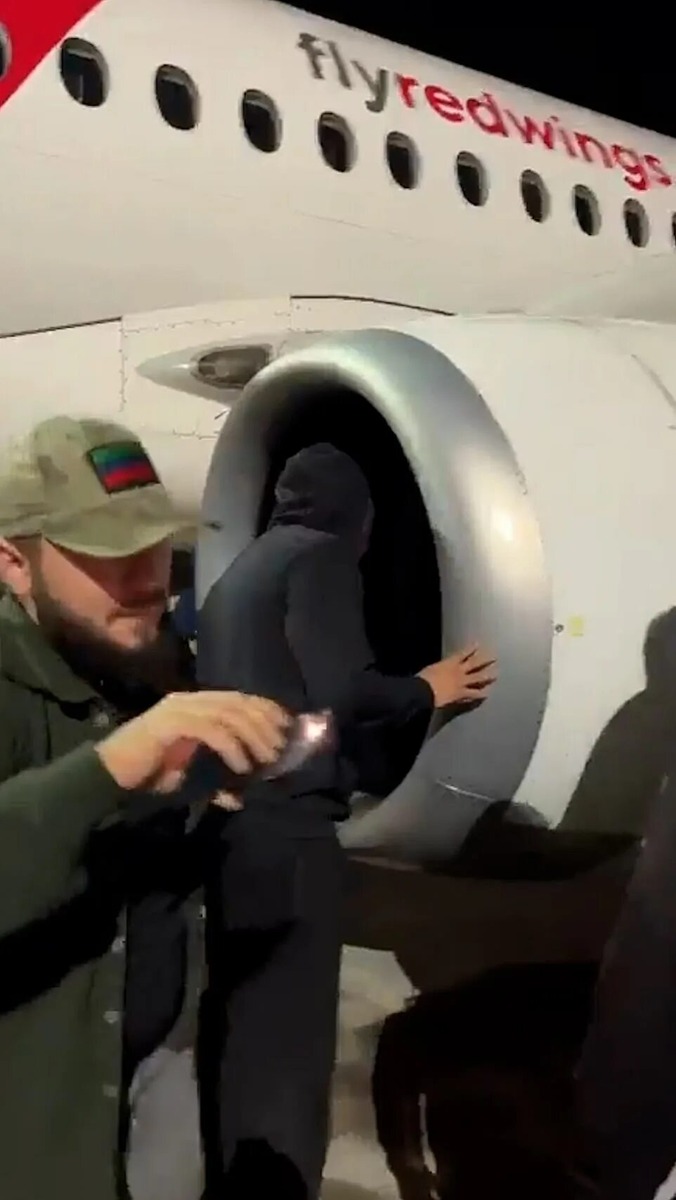 Один ищет - другой снимает. 