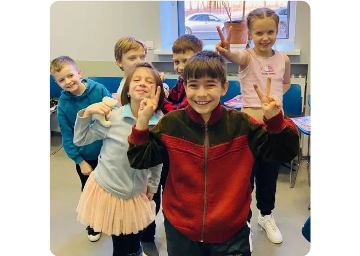 На занятиях в UFirst дети получат все необходимые языковые навыки: чтение, письмо, аудирование и устное общение