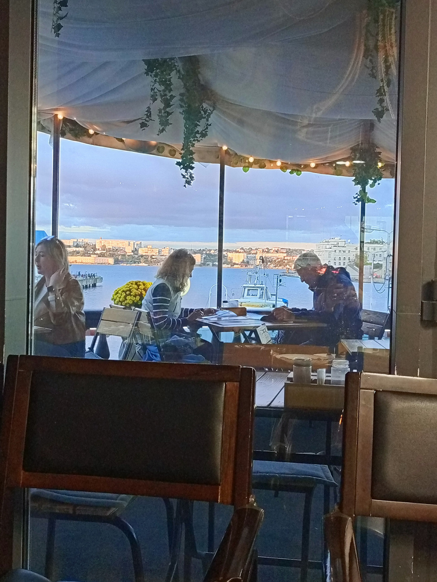 Мой любимый ресторан в Севастополе, оттуда- прекрасный вид. Вот, на той стороне бухты- мой район.